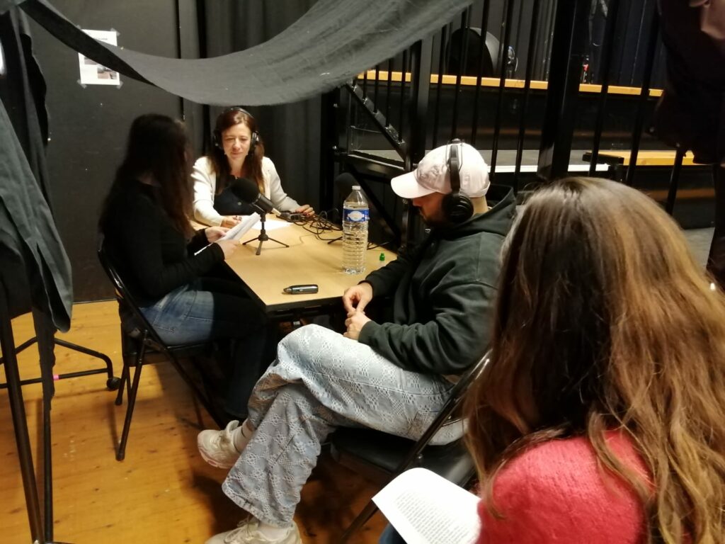Barbara Manivet, Théo Askolovitch et Marilou Aussilloux, pendant l'enregistrement d'un des épisodes du Podcast "Se Tenir Debout" - dans le Studio de répétition, au Théâtre+Cinéma, Scène Nationale du Grand Narbonne
