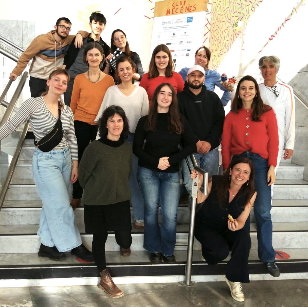 Les artistes et participants de l'atelier "Se Tenir Debout" lors de la première session d'enregistrement des podcasts, en mars 2026, accompagnés d'Audrey Tallieu, directrice des relations avec le public.